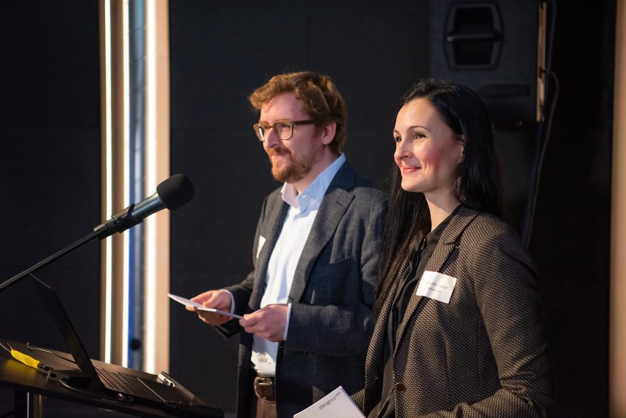 Dr. Gerald Walther und Dr. Nicole Selzer bei der Vergabe der Forschungsaufträge am 07.11.2022. Foto: Gerrit Tharann/Cyberagentur