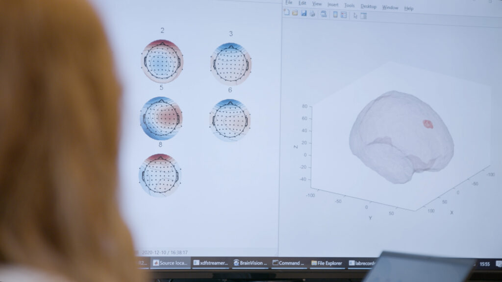 Analyse der Gehirnaktivität. Eine Wissenschaftlerin erforscht die elektrischen Quellen im Gehirn, aus denen bestimmte Aktivitäten entstehen. 
Foto: Copyright „Gedachtegoed“