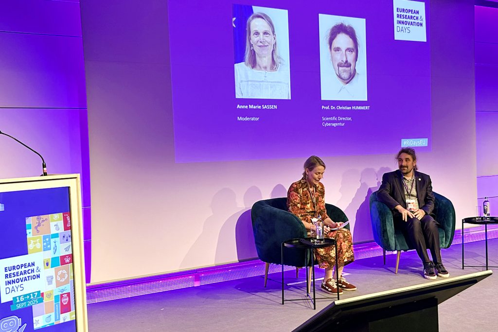Prof. Dr. Christian Hummert (Cyberagentur) im Gespräch mit Anne-Marie Sassen (EIC) bei den European Research & Innovation Days 2025 in Brüssel.