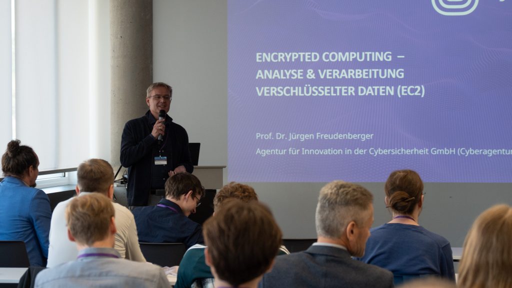 Prof. Dr. Jürgen Freudenberger eröffnete das Fach-Event zum Forschungsprogramm „Encrypted Computing“ (EC2) in Halle.