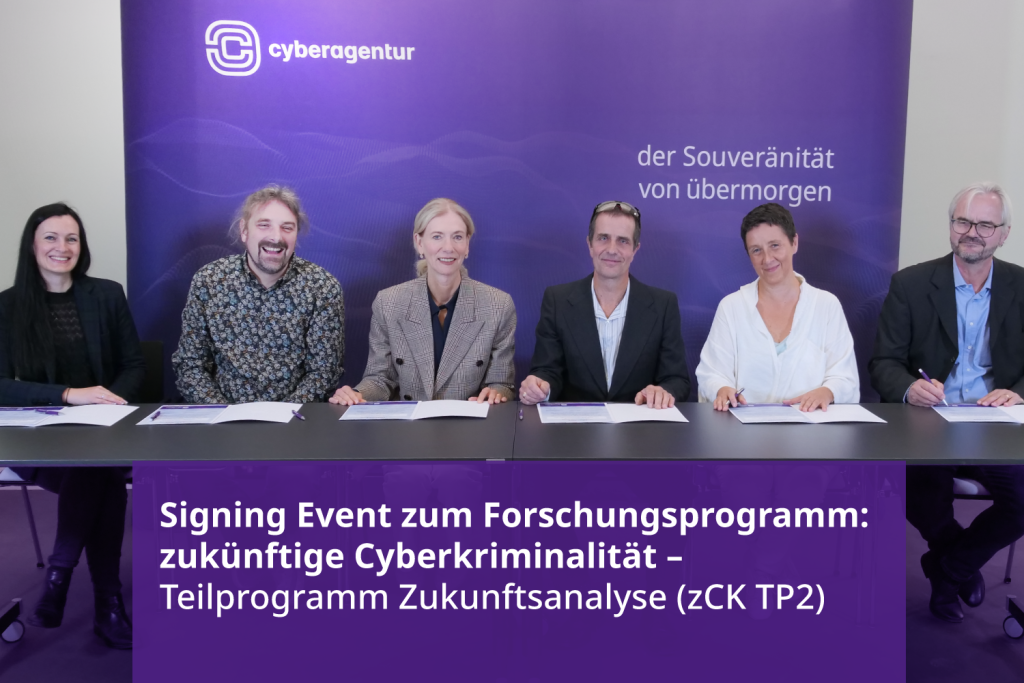 Unterzeichnung der Zusammenarbeit zwischen der Cyberagentur und dem IZT im Forschungsprogramm zCK zur Zukunft der Cyberkriminalität (v.l.n.r.): Dr. Nicole Hartlapp, Programmleiterin zCK der Cyberagentur; Prof. Dr. Christian Hummert, Forschungsdirektor der Cyberagentur; Bettina Bubnys, kaufmännische Geschäftsführerin der Cyberagentur; Dr. Roland Nolte, Geschäftsführung IZT; Sabine Flores Tran, Geschäftsführung IZT; Ingo Kollosche, Projektleiter IZT.