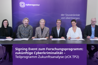 Unterzeichnung der Zusammenarbeit zwischen der Cyberagentur und dem IZT im Forschungsprogramm zCK zur Zukunft der Cyberkriminalität.