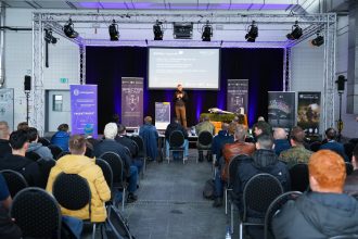 Dr. Julian Laufs, Projektleiter der SPECTRA Challenge von der Cyberagentur, eröffnete die Pitch Days auf dem Fliegerhorst in Erding vor Jury und Teilnehmenden aus Wissenschaft, Wirtschaft und Startups. Foto: CIHBw