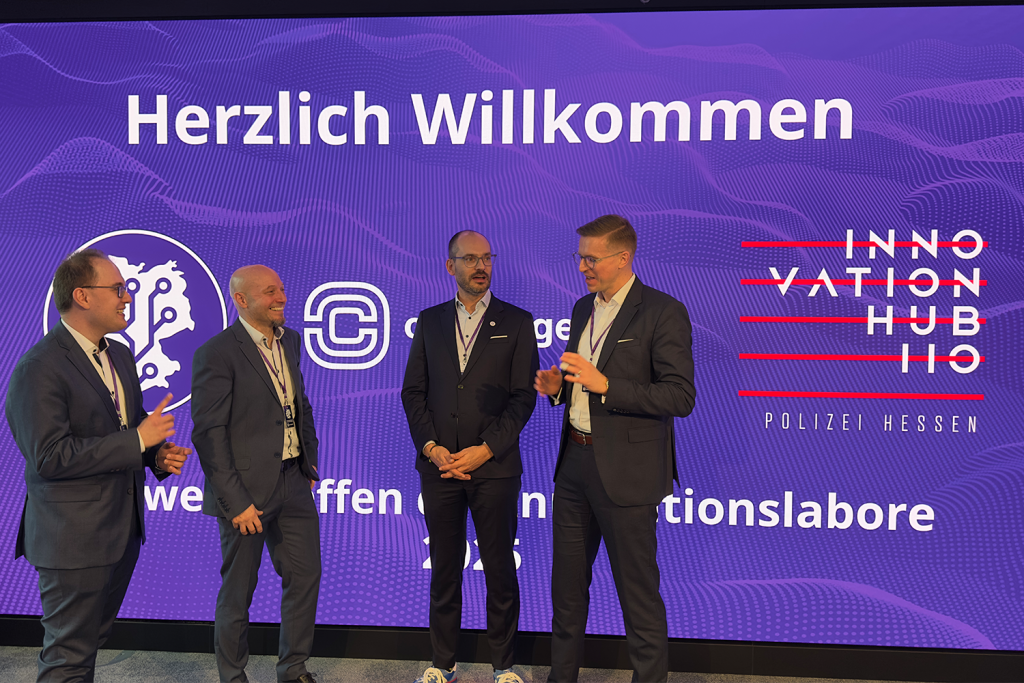 Alexander Mihatsch (Cyberagentur), Tim Göttlich (Innovation Hub 110, Polizei Hessen), Michael Domberg und Dr. Julian Laufs (beide Cyberagentur) eröffnen das 5. Netzwerktreffen der Innovationslabore im Innovation Hub 110 in Frankfurt.