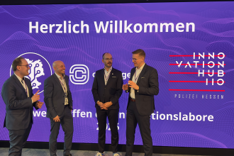 Alexander Mihatsch (Cyberagentur), Tim Göttlich (Innovation Hub 110, Polizei Hessen), Michael Domberg und Dr. Julian Laufs (beide Cyberagentur) eröffnen das 5. Netzwerktreffen der Innovationslabore im Innovation Hub 110 in Frankfurt.