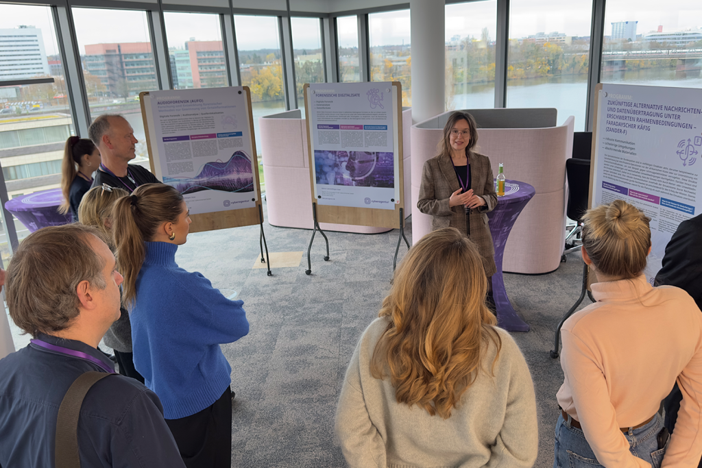 Dr. Tanja Zeb (Cyberagentur) stellt im Rahmen der Poster-Session aktuelle Forschungsprogramme der Cyberagentur vor und diskutiert mit den Teilnehmenden des Netzwerktreffens der Innovationslabore im Innovation Hub 110.
