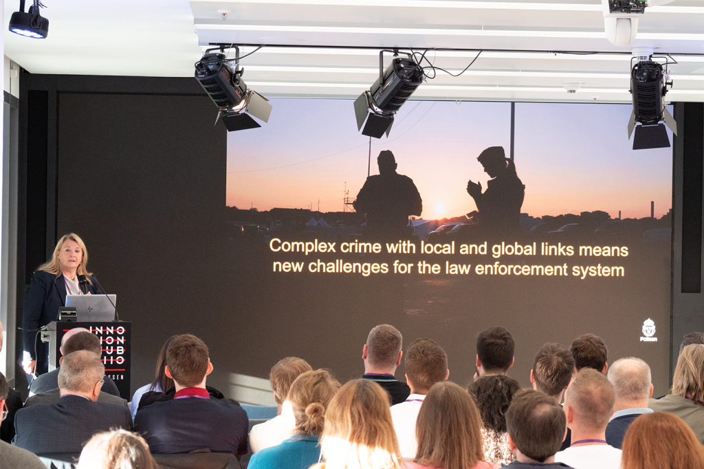 Wenche Medin, Vorsitzende des European Clearing Board (EuCB) und Strategin für digitale Transformation bei der schwedischen Polizeibehörde, eröffnet den europäischen Programmtag des Netzwerktreffens der Innovationslabore im Innovation Hub 110.