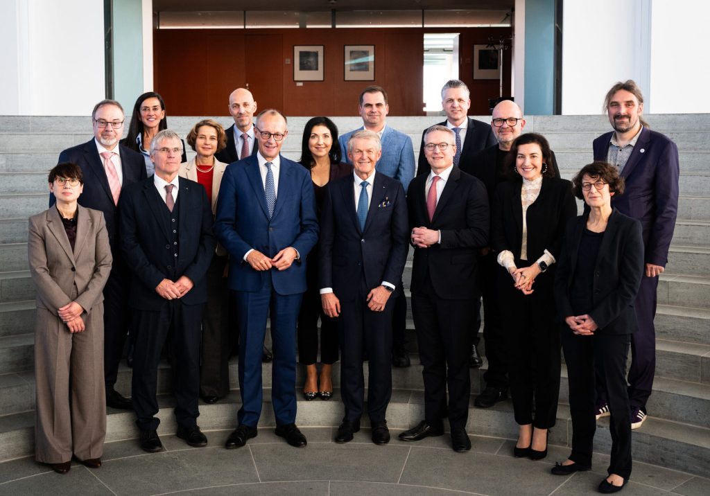 Teilnehmerinnen und Teilnehmer der Auftaktsitzung des Strategiekreises für Technologie und Innovation des Bundeskanzlers (3.v.r.) am 6. November 2025 im Bundeskanzleramt. Im Bild rechts, in der zweiten Reihe: Forschungsdirektor Prof. Dr. Christian Hummert.