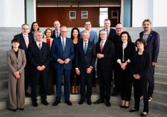 Teilnehmerinnen und Teilnehmer der Auftaktsitzung des Strategiekreises für Technologie und Innovation des Bundeskanzlers am 6. November 2025 im Bundeskanzleramt. Im Bild rechts, in der zweiten Reihe: Forschungsdirektor Prof. Dr. Christian Hummert.