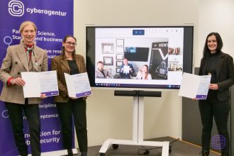 Vertragsunterzeichnung zwischen Cyberagentur und Ventel LLC: Bettina Bubnys, Ariane Wolf und Dr. Nicole Hartlapp präsentieren die unterzeichneten Dokumente, während Dr. C. Jordan Howell digital zugeschaltet ist.Vertragsunterzeichnung zwischen Cyberagentur und Ventel LLC: Bettina Bubnys, Ariane Wolf und Dr. Nicole Hartlapp präsentieren die unterzeichneten Dokumente, während Dr. C. Jordan Howell digital zugeschaltet ist.