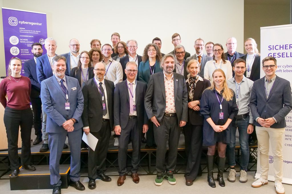 Project start for the research program "Forensics of Intelligent Systems" (FIS) with the three project teams that were able to prevail with their research approaches in the field of nine short concepts.