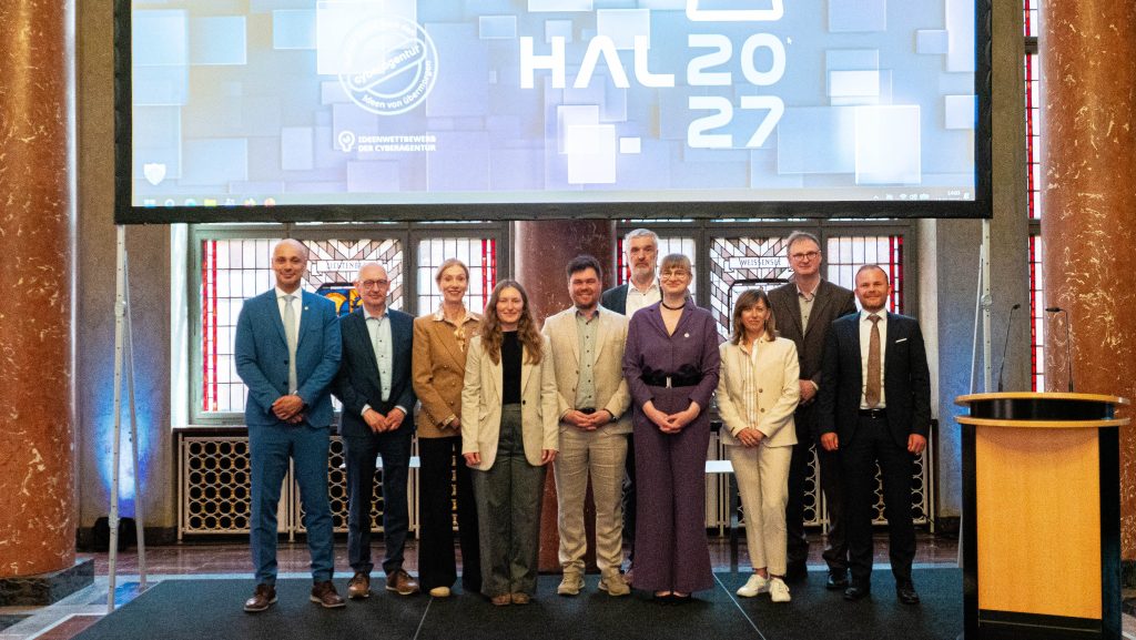 Launch of HAL2027 in the Wappensaal of Berlin's Rotes Rathaus: participants, supporters and members of the jury are looking forward to exciting submissions on the cyber-secure administrative workplace of the future.