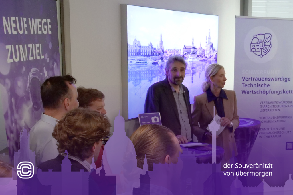 Gäste der Eröffnungsveranstaltung informieren sich im neuen Projektbüro Dresden über den Schwerpunkt „Vertrauenswürdige Technische Wertschöpfungsketten“ und die Forschungsarbeit der Cyberagentur.