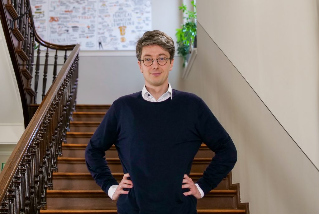 Dr. Daniel Reiche bringt die Quantentechnologie-Expertise der Cyberagentur in das PITS-Panel „Doctor Quantum“ ein.