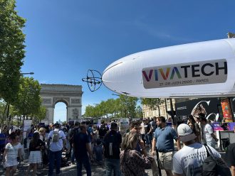 Öffentlicher Auftakt der VivaTech 2026 auf den Champs-Élysées: Vor dem offiziellen Messestart zeigt Paris technologische Innovationen im Stadtraum. Die Cyberagentur ist ab 17. Juni im deutschen Pavillon vertreten.