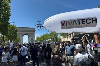 Öffentlicher Auftakt der VivaTech 2026 auf den Champs-Élysées: Vor dem offiziellen Messestart zeigt Paris technologische Innovationen im Stadtraum. Die Cyberagentur ist ab 17. Juni im deutschen Pavillon vertreten.