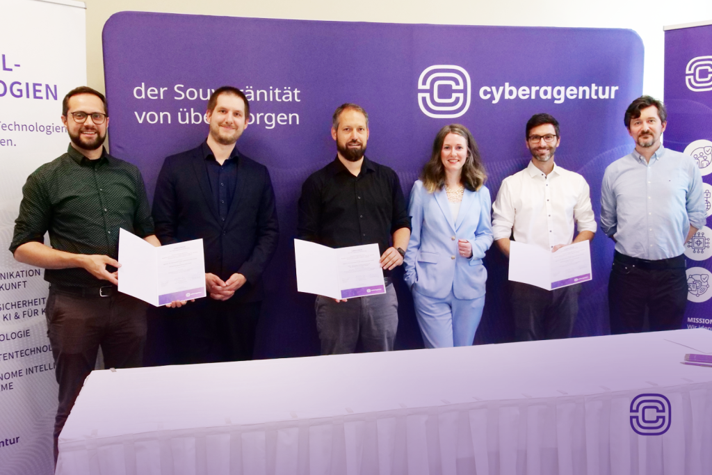 Vertreter der Cyberagentur sowie der Forschungspartner FZI und DFKI nach der Unterzeichnung der Projekturkunden zum offiziellen Start der Forschungsphase des Programms MoIn-LaMAS am 9. Juli 2026.